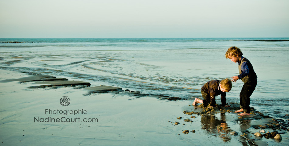 Enfants-Jeux-Plage-Photographie-Lifestyle Jeux Enfants sable plage mer Nadine Court Photographe Lifestyle