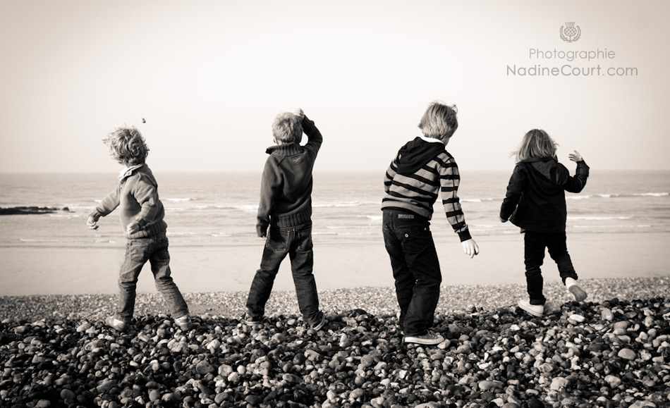 Lancer-caillou-Mer-Photos-Lifestyle Cousins frères soeur famille Enfants Photos lifestyle Nadine Court