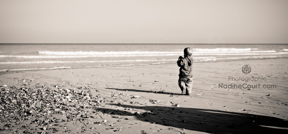 Seance-photo-Lifestyle-Enfant-Mer-Sable Ombres enfant Mer Marée montante Galets Photos Lifestyle