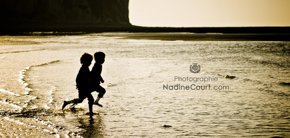 Seance-photo-contre-jour-enfants-plage-lifestyle-Veulettes-sur-Mer-Normandie Photographie Nadine Court Normandie Contre-jour Enfants Soleil Couchant