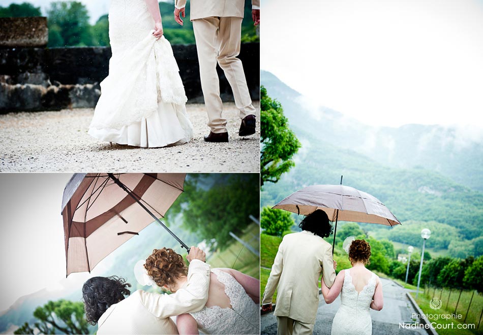 Mariage-pluvieux-Bassens-Chambery-Savoie-Photographe-Mariage-Lifestyle Mariés sous la pluie à l'abri de leur parapluie