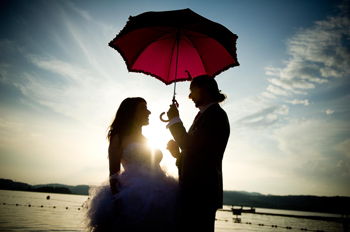 Photo de couple : séance trash the dress au lac d’Aiguebelette pour Sophie & Florent