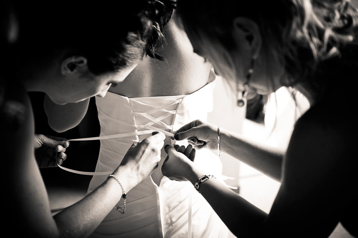 Préparatifs de mariage : laçage de la robe de Stéphanie