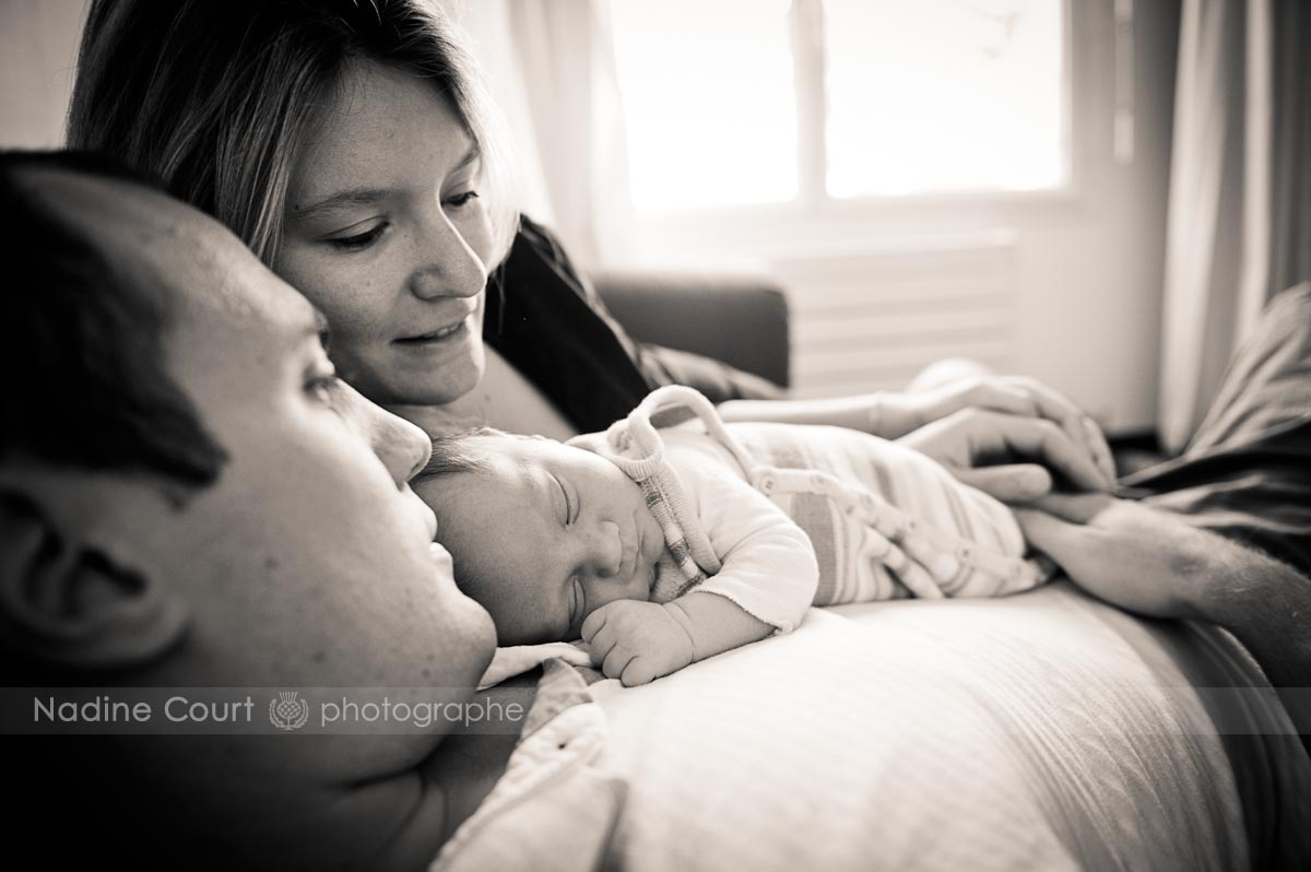 Nouveau-né : moment tendre avec papa et maman pour Gaétan