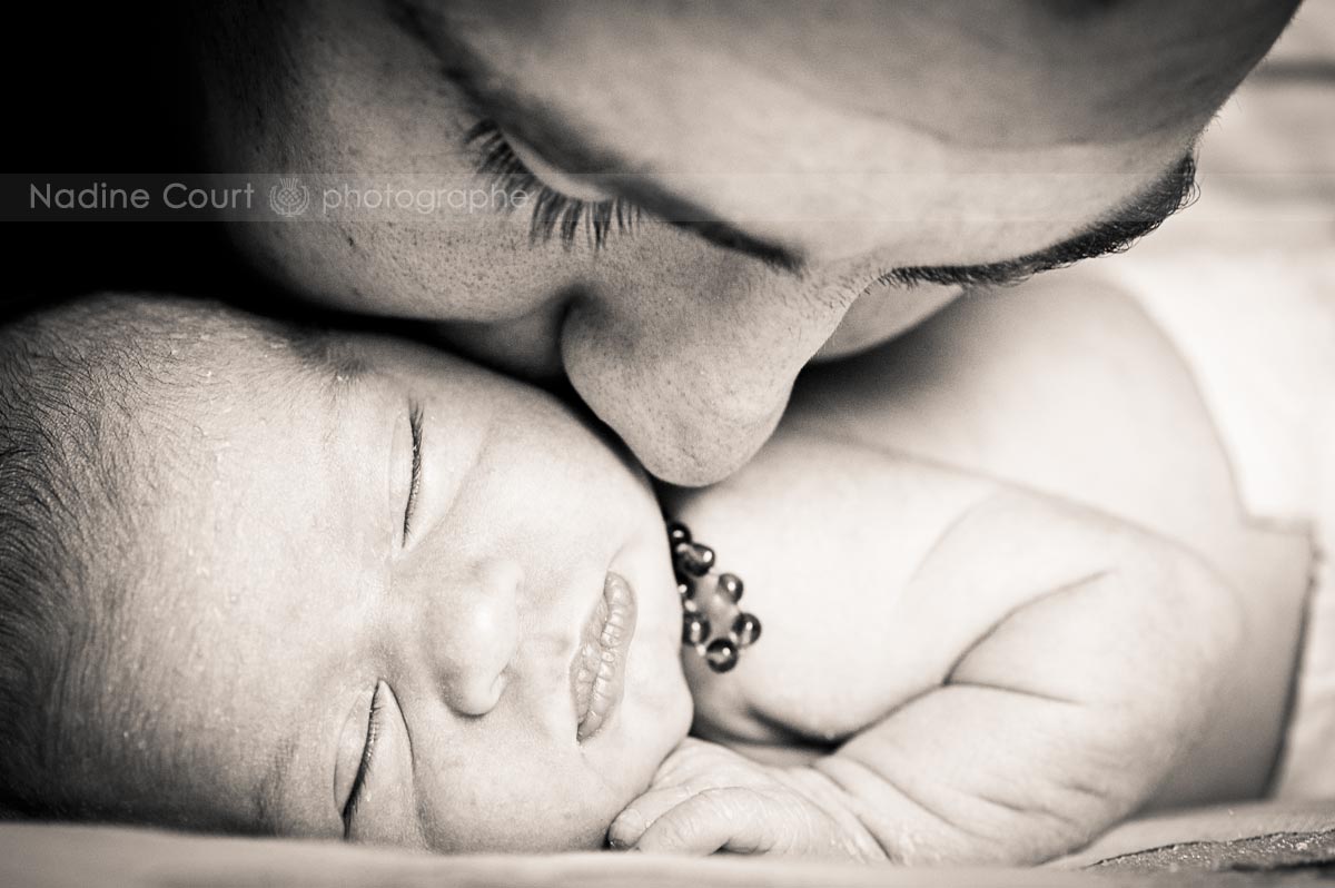 Nouveau né : Lya reçoit un calin de son papa