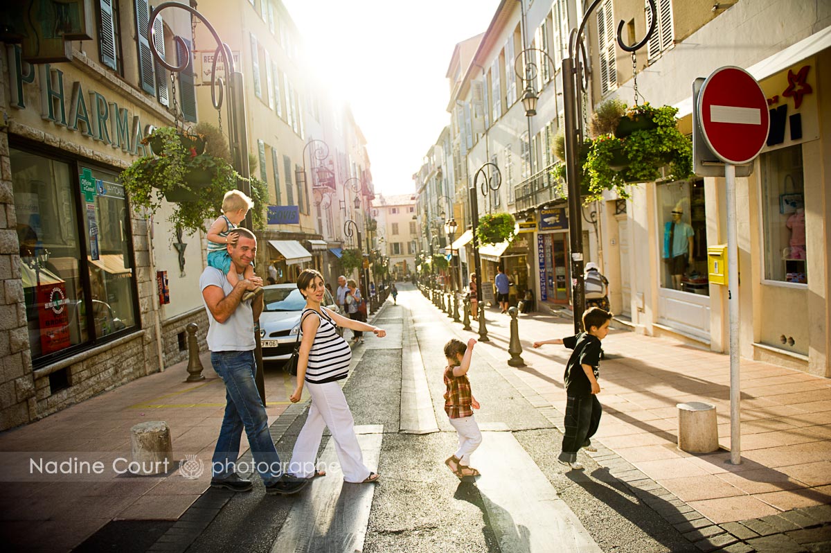 Séance futurs parents : balade dans les rues d’Antibes avec les grands frères et soeur