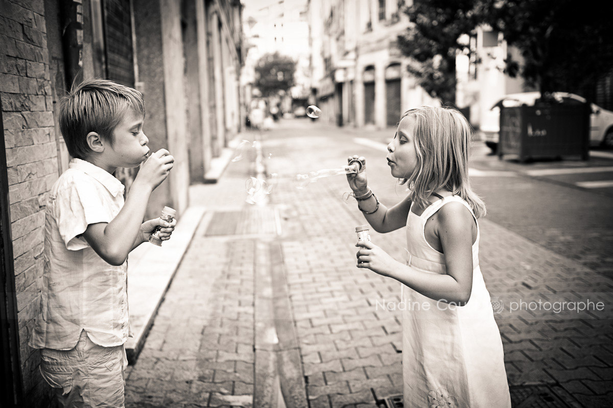 Enfants jouant avec des bulles de savon – Grenoble