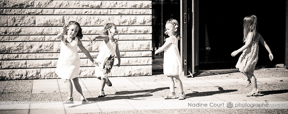 DSC_6073 Fillettes dansant devant la mairie après la cérémonie de mariage