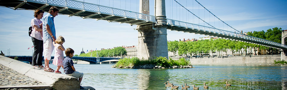 Séance photos de famille sur un quai au bord du Rhône à Lyon