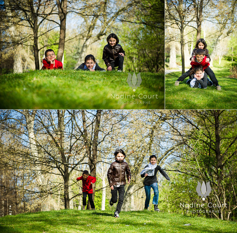 Seance-famille-jeux-enfants-frere-et-soeurs Enfants d'une même fratrie dans un parc, jouant dans le gazon