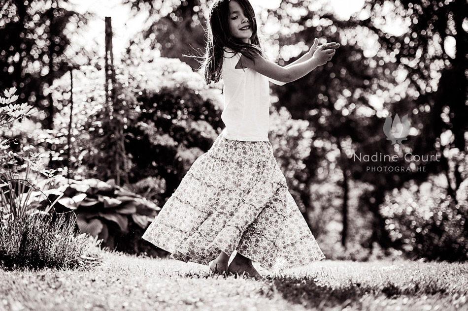 Danse-petite-fille-pieds-nus-jupe-longue-lifestyle Fillette danse et tournoie dans le jardin