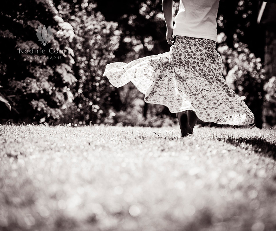 Petit-pas-dans-gazon-photo-lifestyle Pieds nus dans l'herbe