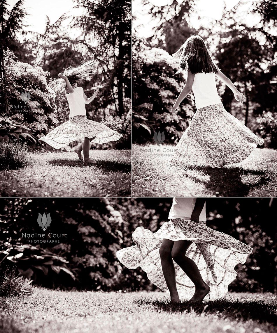 Photographie-lifestyle-enfant-danse-pieds-nus-dans-gazon Fillette danse et tourne pieds nus dans l'herbe
