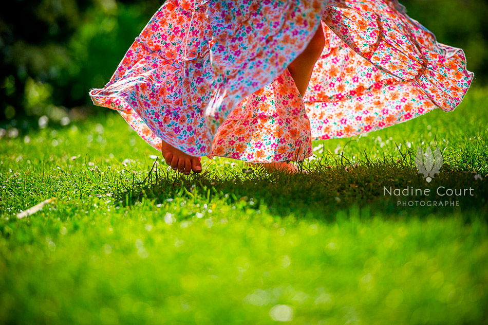 Pieds-enfants-photographe-lifestyle Fillette pieds nus dans l'herbe