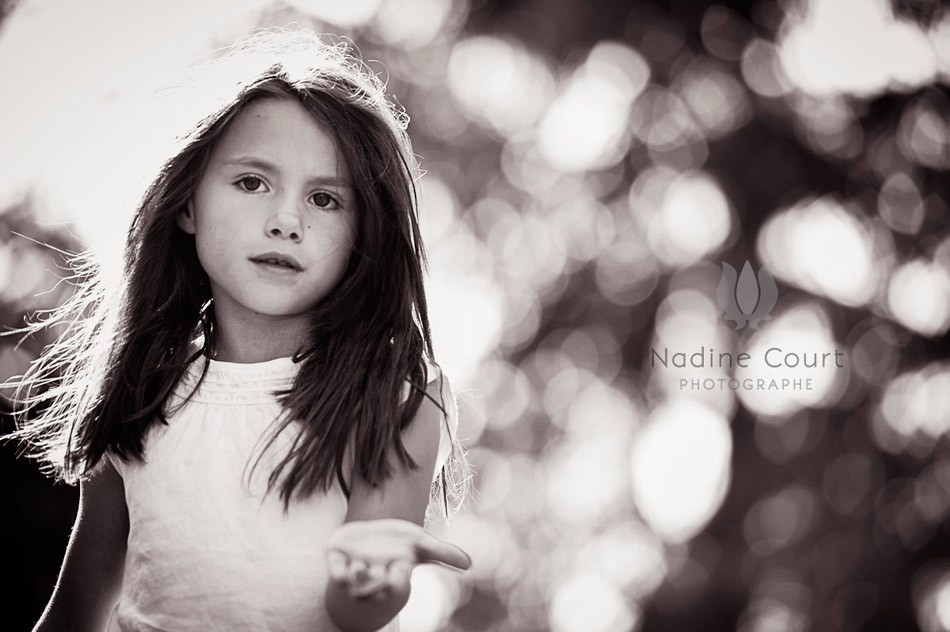 Portrait-enfant-noir-et-blanc Petite fille - portrait extérieur en noir & blanc