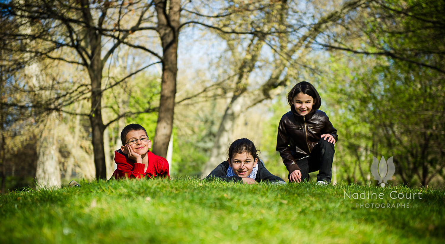 Enfants allongés dans l&rsquo;herbe