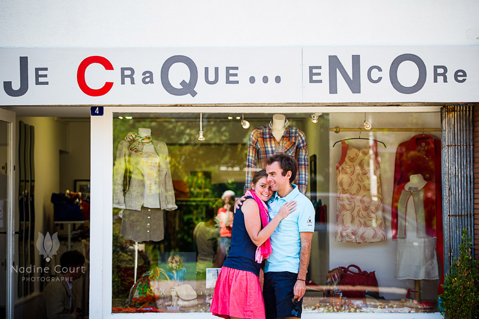 Portrait de couple devant une vitrine "Je craque encore"