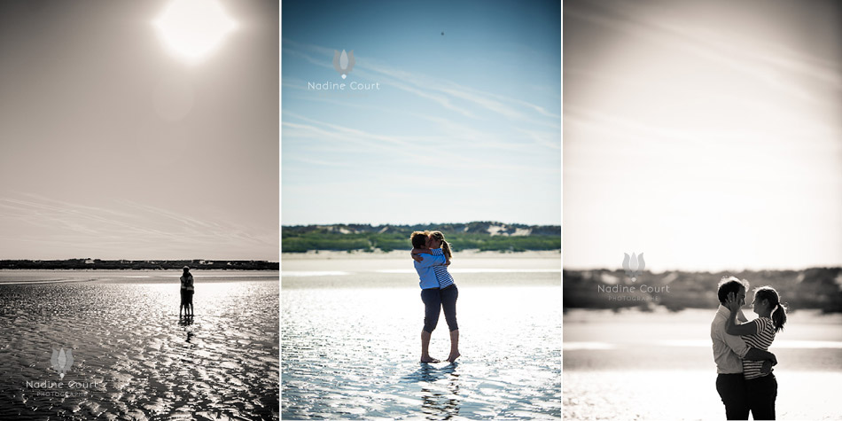 Les pieds dans l'eau, le soleil en arrière plan, amoureux au bord de la mer