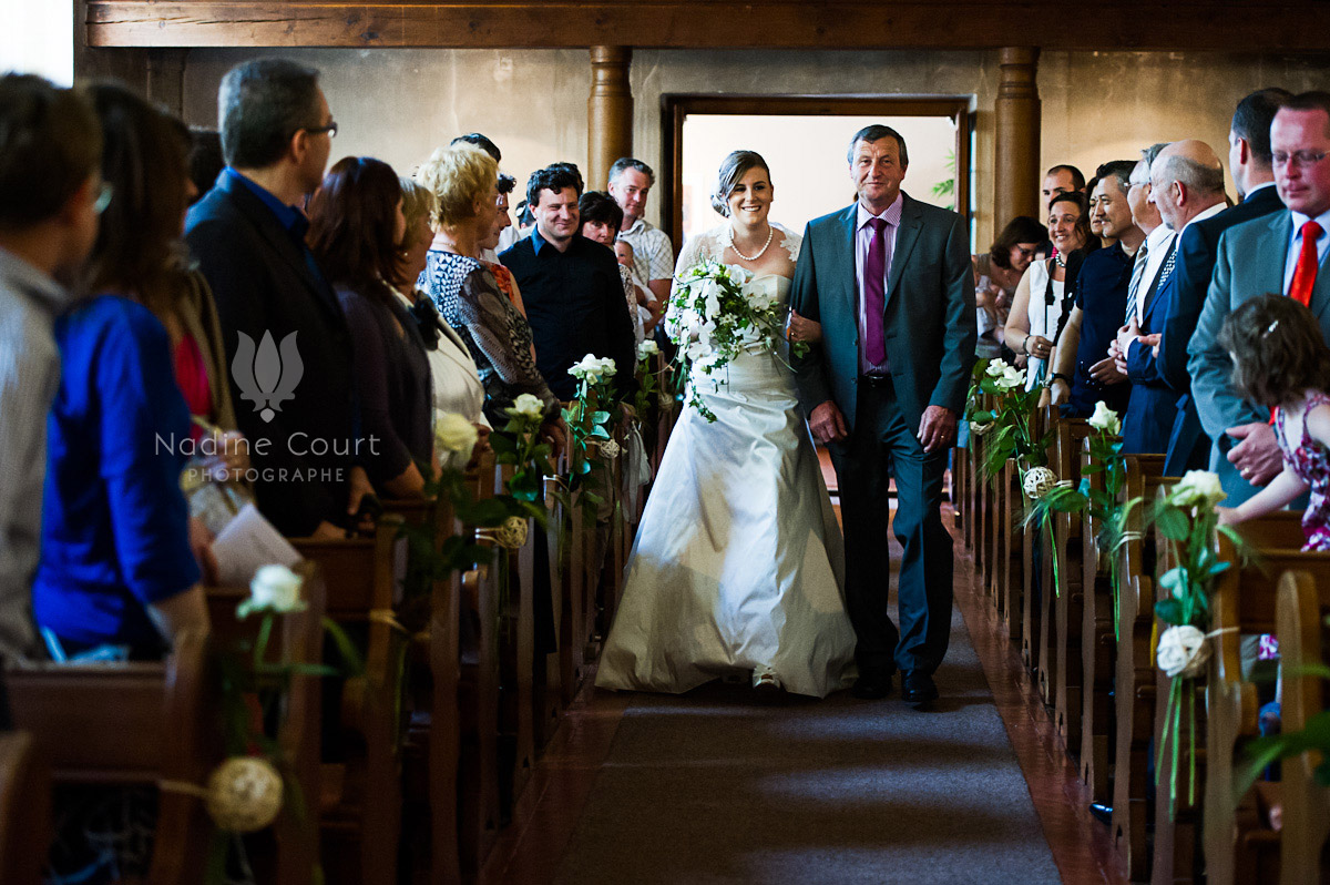 Joëlle & Manuel – entrée de la mariée à l &lsquo;église
