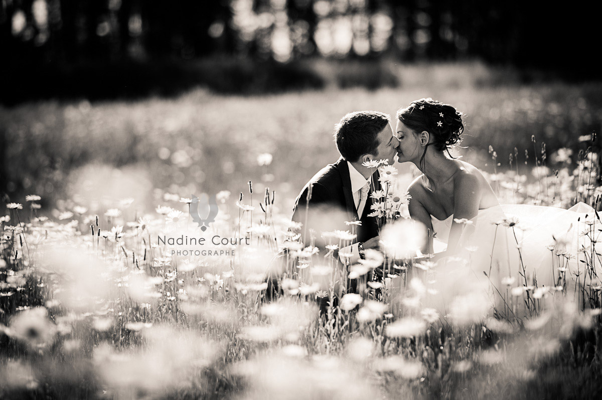 Charlotte & Nicolas dans un champs de marguerites