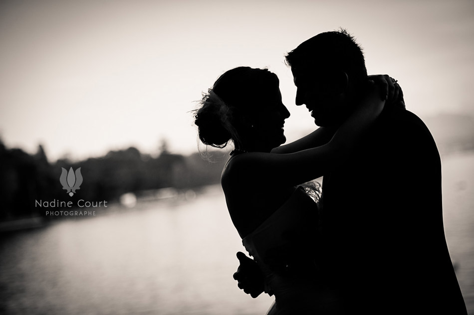 Silouhettes-maries-photos-couple-Lac-Leman-Photographe-mariage-France-Chambery-Lyon-Grenoble-Annecy-Suisse-Geneve-Lausanne Silhouettes de jeunes mariés au bord du lac Léman