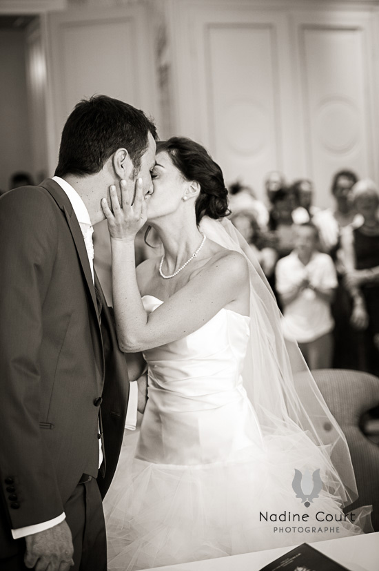 Mairie d'Albertville - baiser des mariés pendant la cérémonie civile