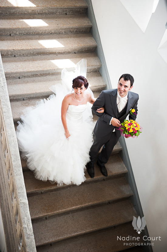 Jeunes mariés quittant la salle des mariages de la mairie d'Albertville dans l'escalier