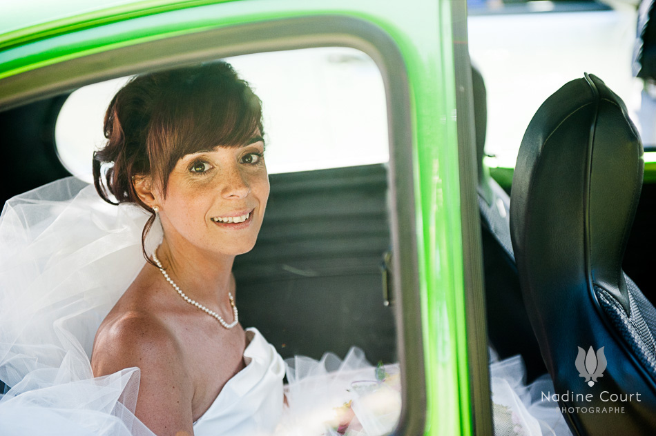 La mariée assise dans une voiture coccinelle verte