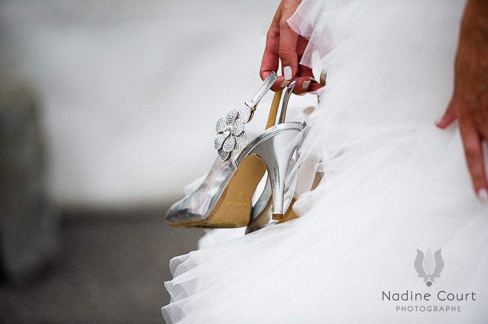 La mariée, pieds nus, chaussures à la main