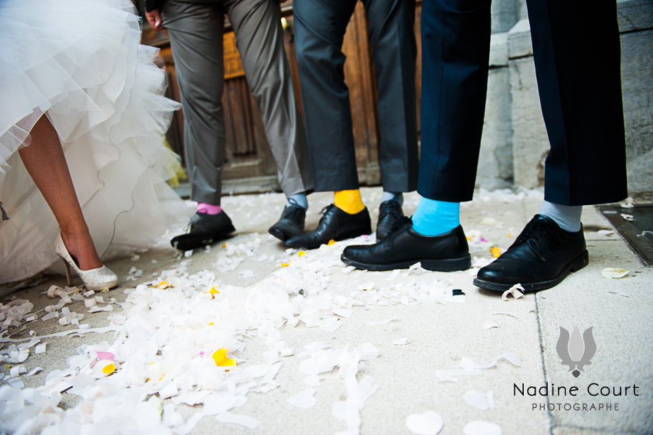 Gros plan sur les chaussures des mariés et témoins avec chaussettes dépareillées