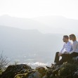 Séance engagement - photo de couple avec vue en hauteur sur la valée de Chambéry