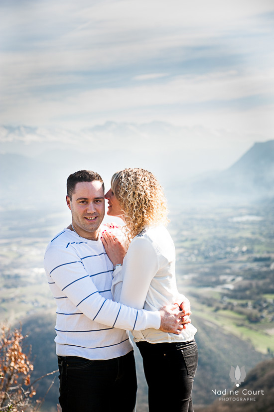 Séance engagement - photo de couple avec vue en hauteur sur la valée de Chambéry
