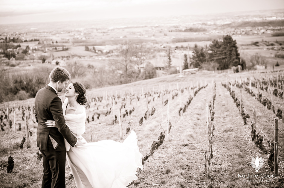 Photo de couple de mariés dans des vignes du Beaujolais
