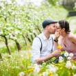 Love session Beloved dans un verger en fleurs de la Loire