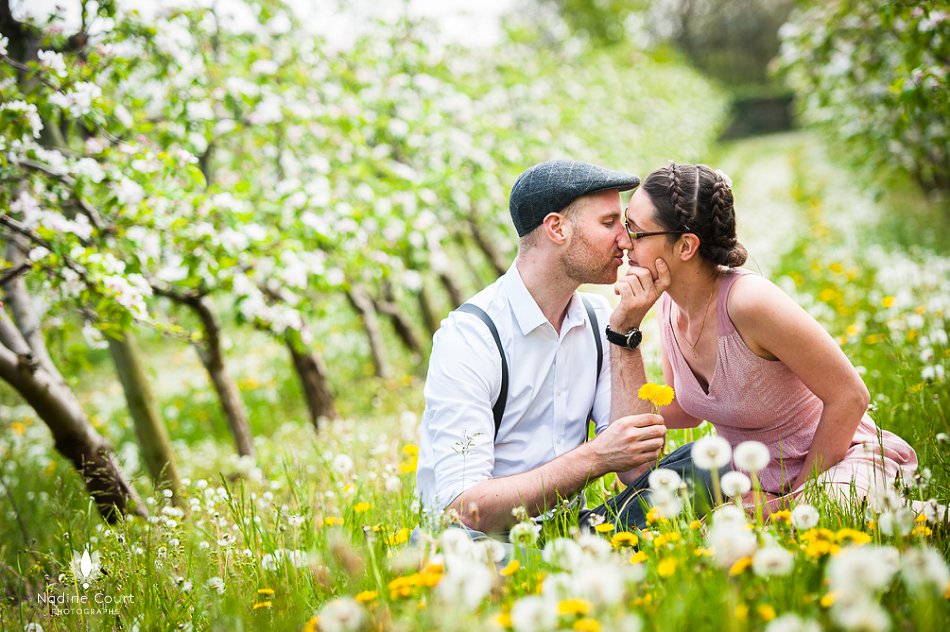 Love session Beloved dans un verger en fleurs de la Loire