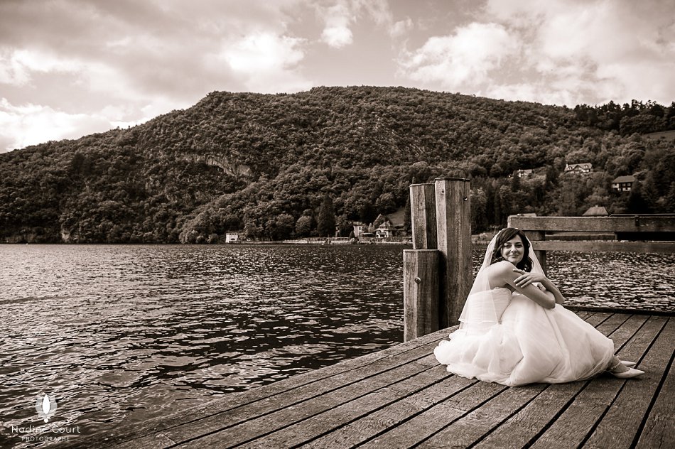 Mariage à l'Abbaye de Talloires - photos de couple au bord du lac d'Annecy
