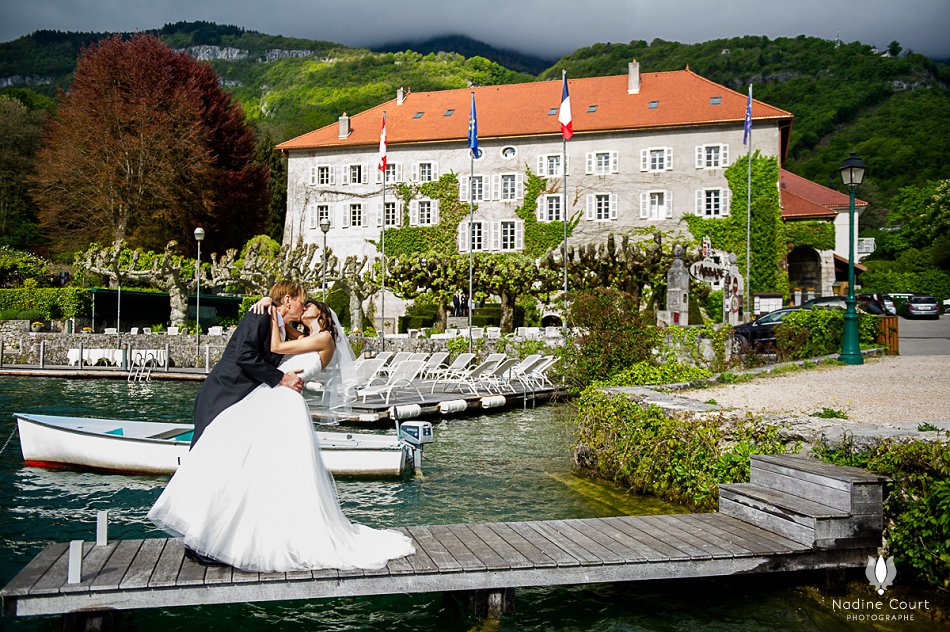 Mariage à l'Abbaye de Talloires - photos de couple au bord du lac d'Annecy