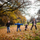 Portrait de famille en automne avec les feuilles mortes au sol - Parc de Buisson Rond à Chambéry
