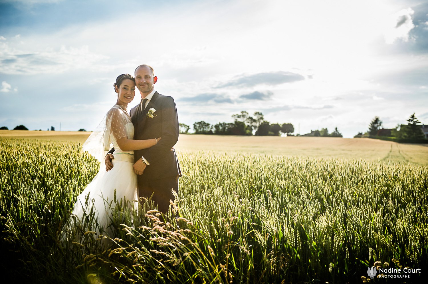 Mariage Bourgogne - cocktail au jardin - photos de couple dans un champs de blé