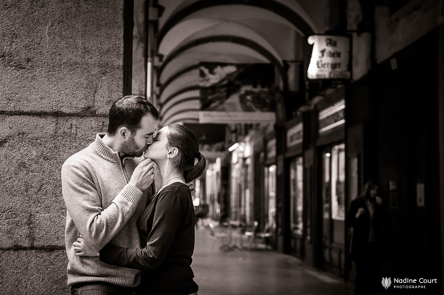 Photo de couple sous les arcades, rue de Boigne à Chambéry