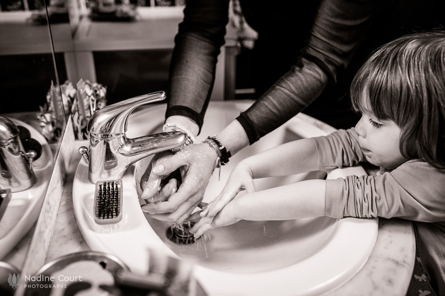 Lavage des mains avec maman