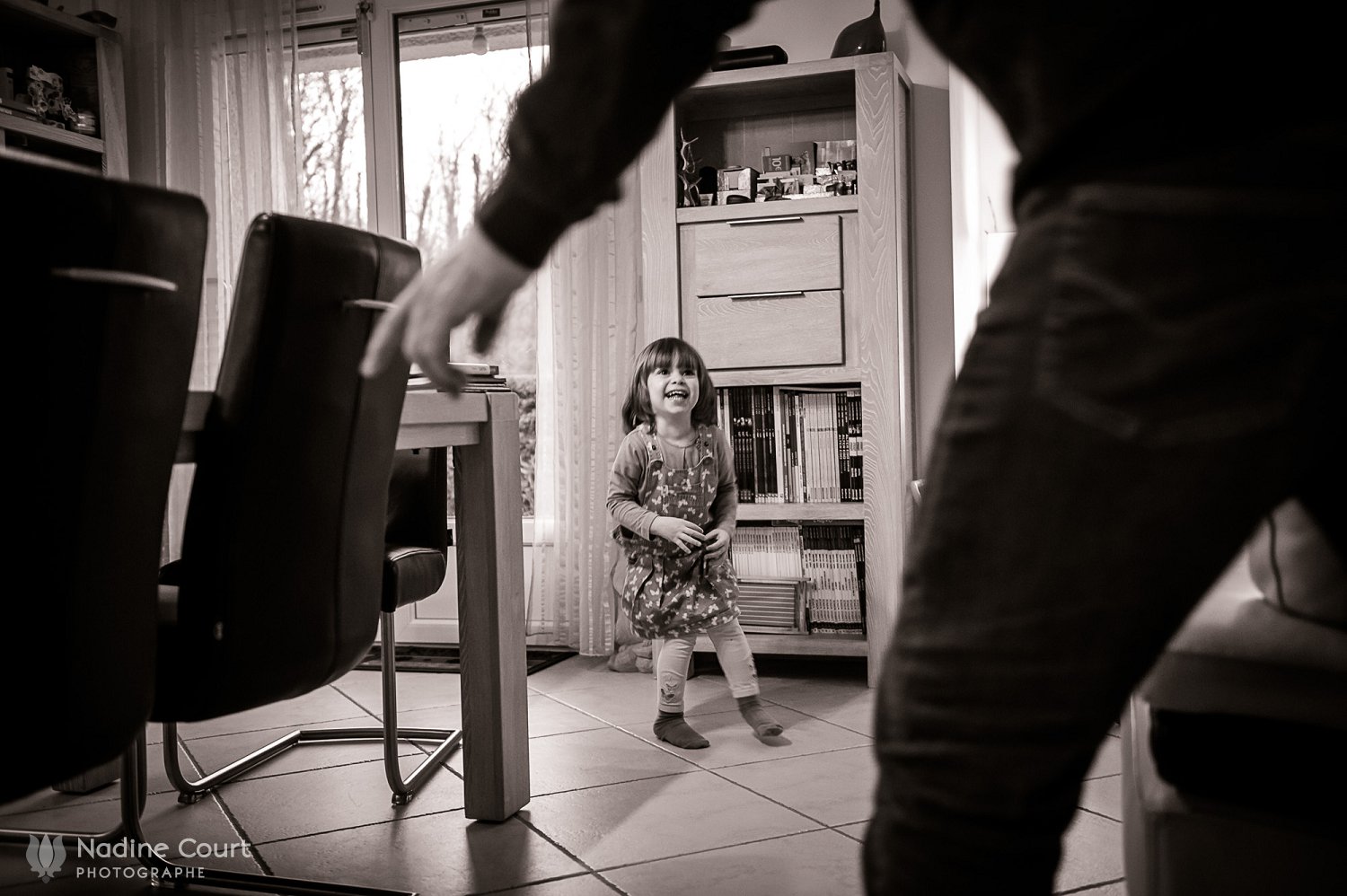 Jeux de poursuite dans la maison avec papa