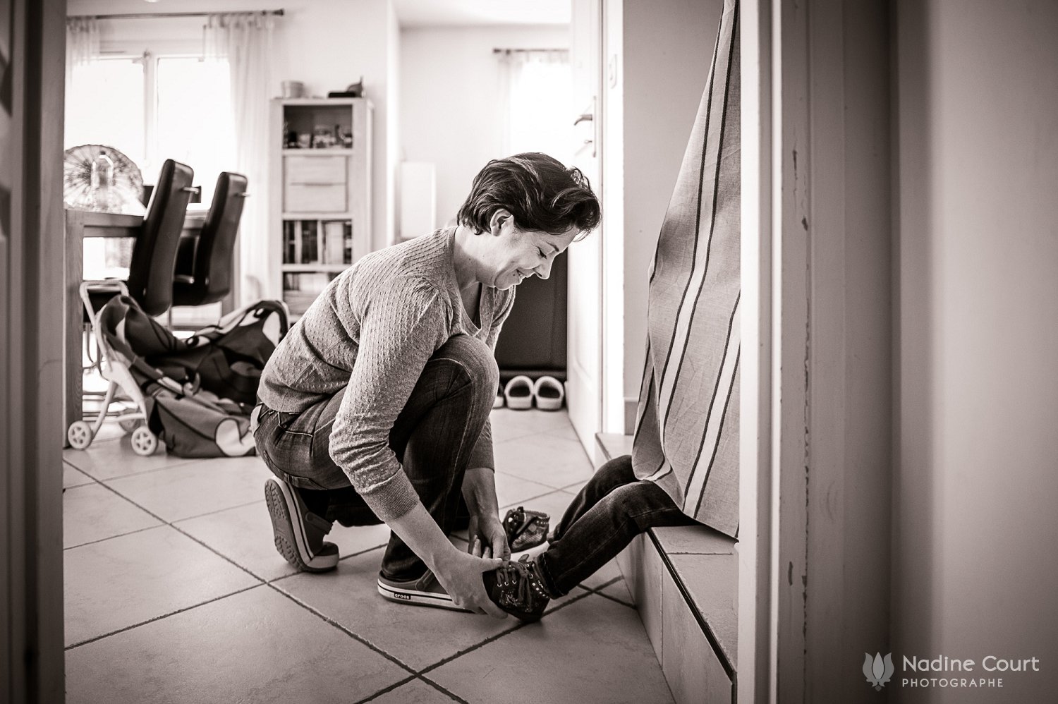 Reportage documentaire famille - l'heure de s'habiller et de mettre les chaussures