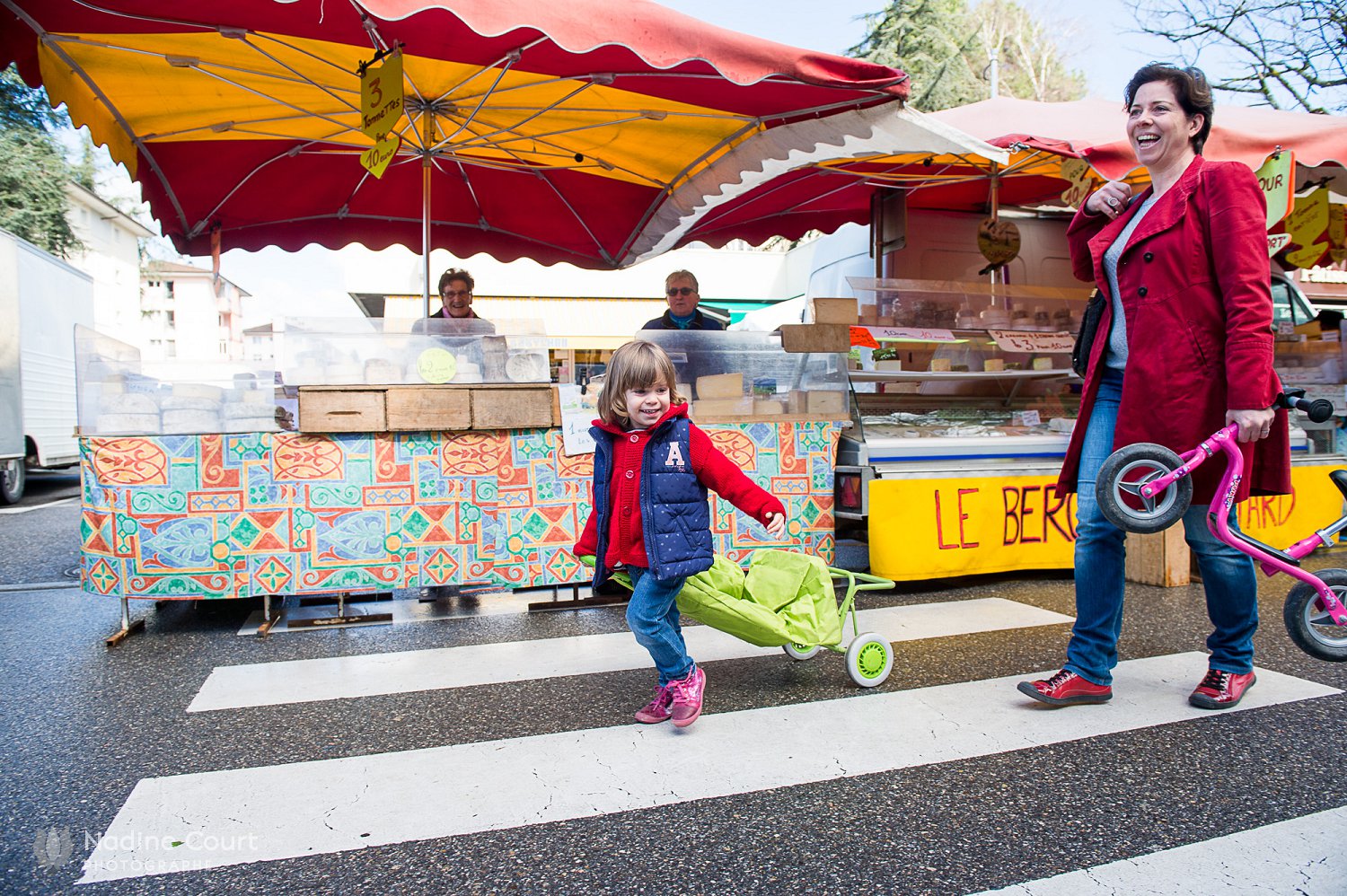 Reportage documentaire famille - faire le marché avec maman