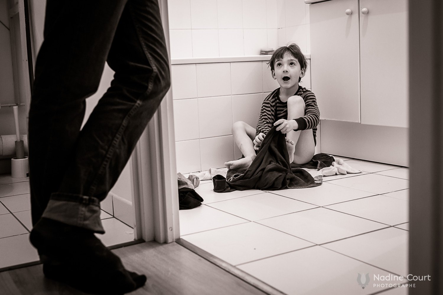 Photo d'un enfant qui met son pyjama à la sortie du bain