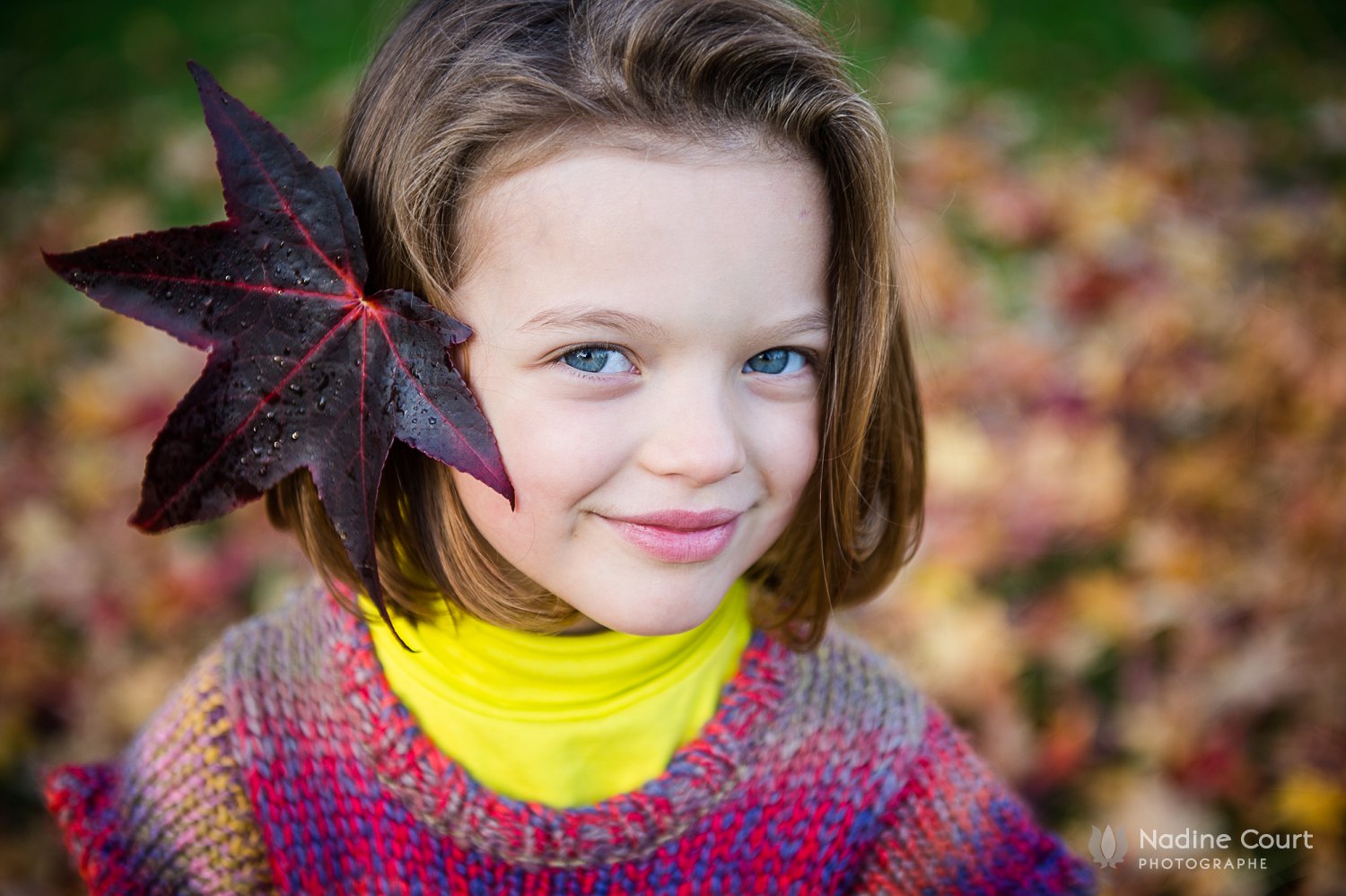 Portrait d'une petite fille en automne avec de belles couleurs