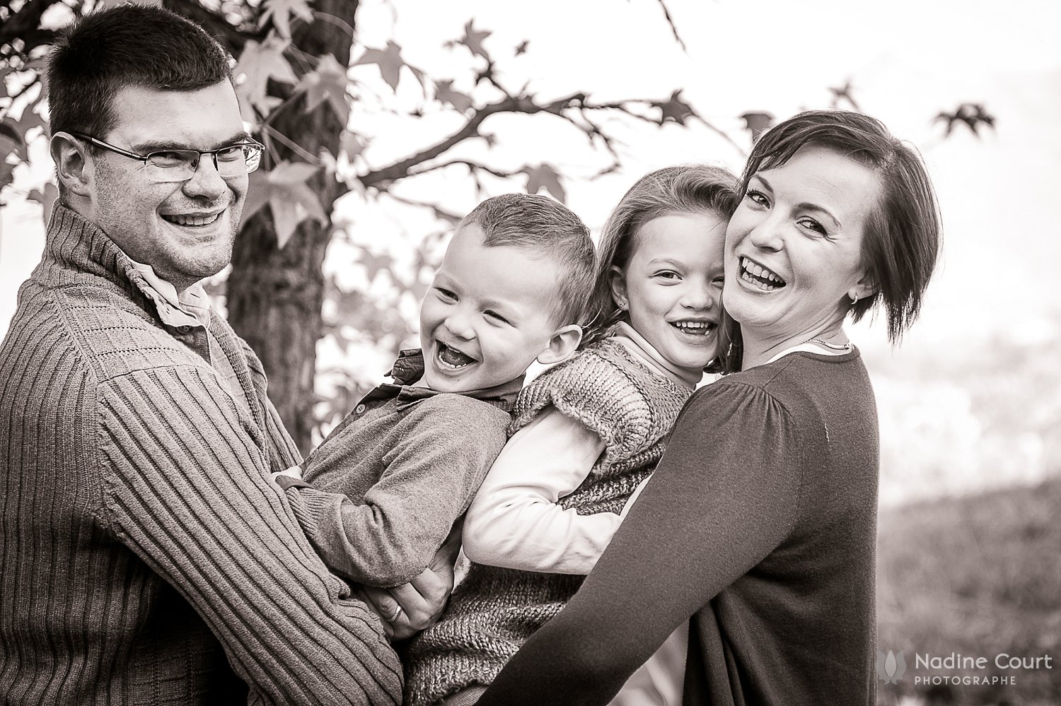 Portrait de famille à Chambéry dans un parc