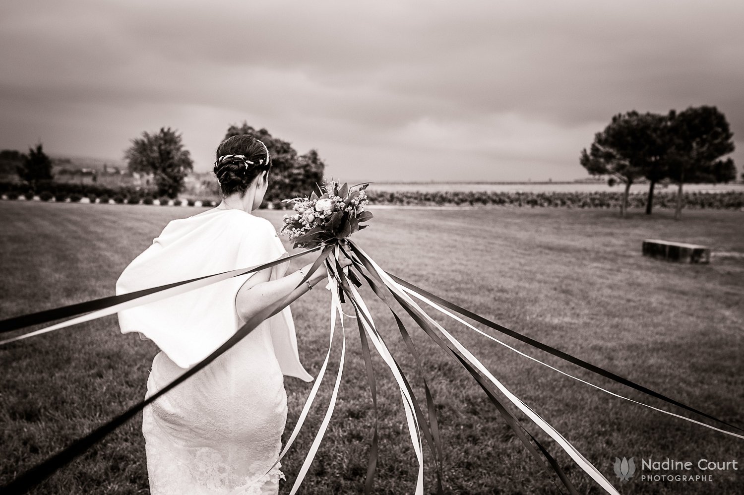 Mariage au domaine de La Ruisselière : le jeu des rubans avec le bouquet de la mariée
