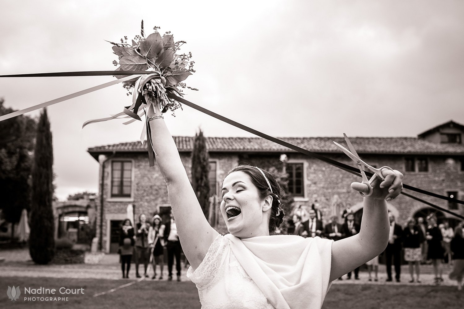 Mariage au domaine de La Ruisselière : le jeu des rubans avec le bouquet de la mariée