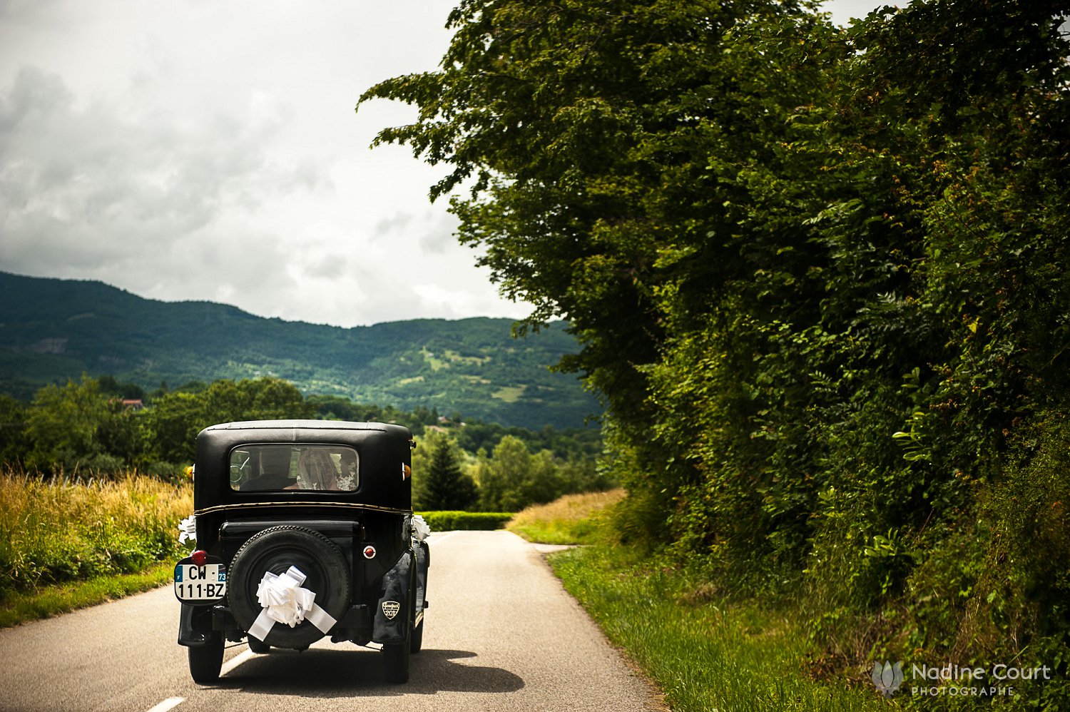 Voiture des mariés sur la route du lac Saint André